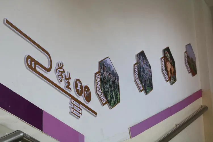 大力推進(jìn)素質(zhì)教育，重視校園文化設(shè)計