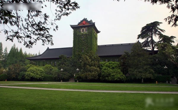 高校校園文化建設(shè)的理性與校園特色